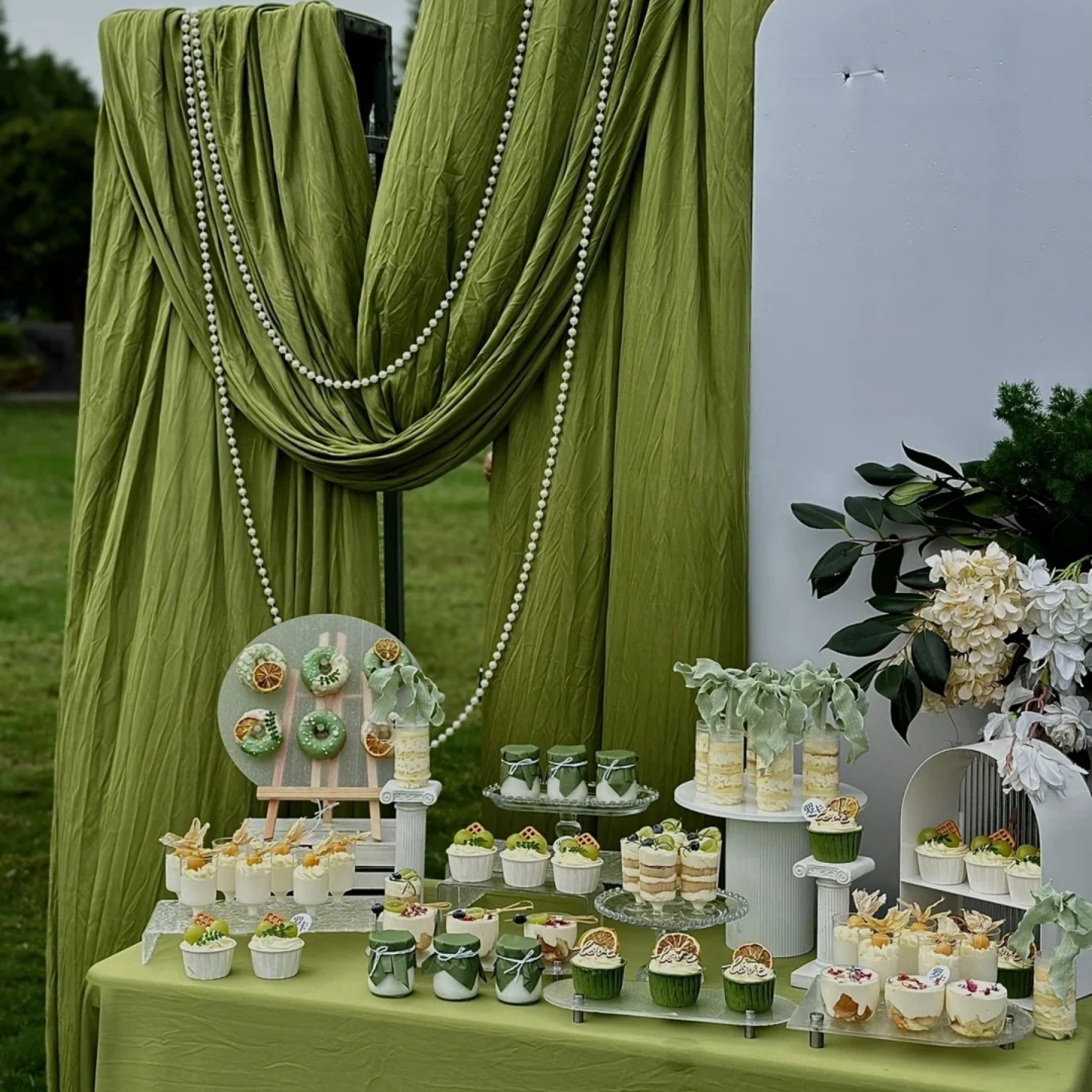 创意绿色婚礼生日派对氛围感场景布置桌布桌旗法式甜品台装饰纱幔