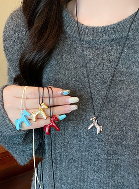 复古红色滴釉小马吊坠项链女款2025新款高级感挂脖配饰长款毛衣链