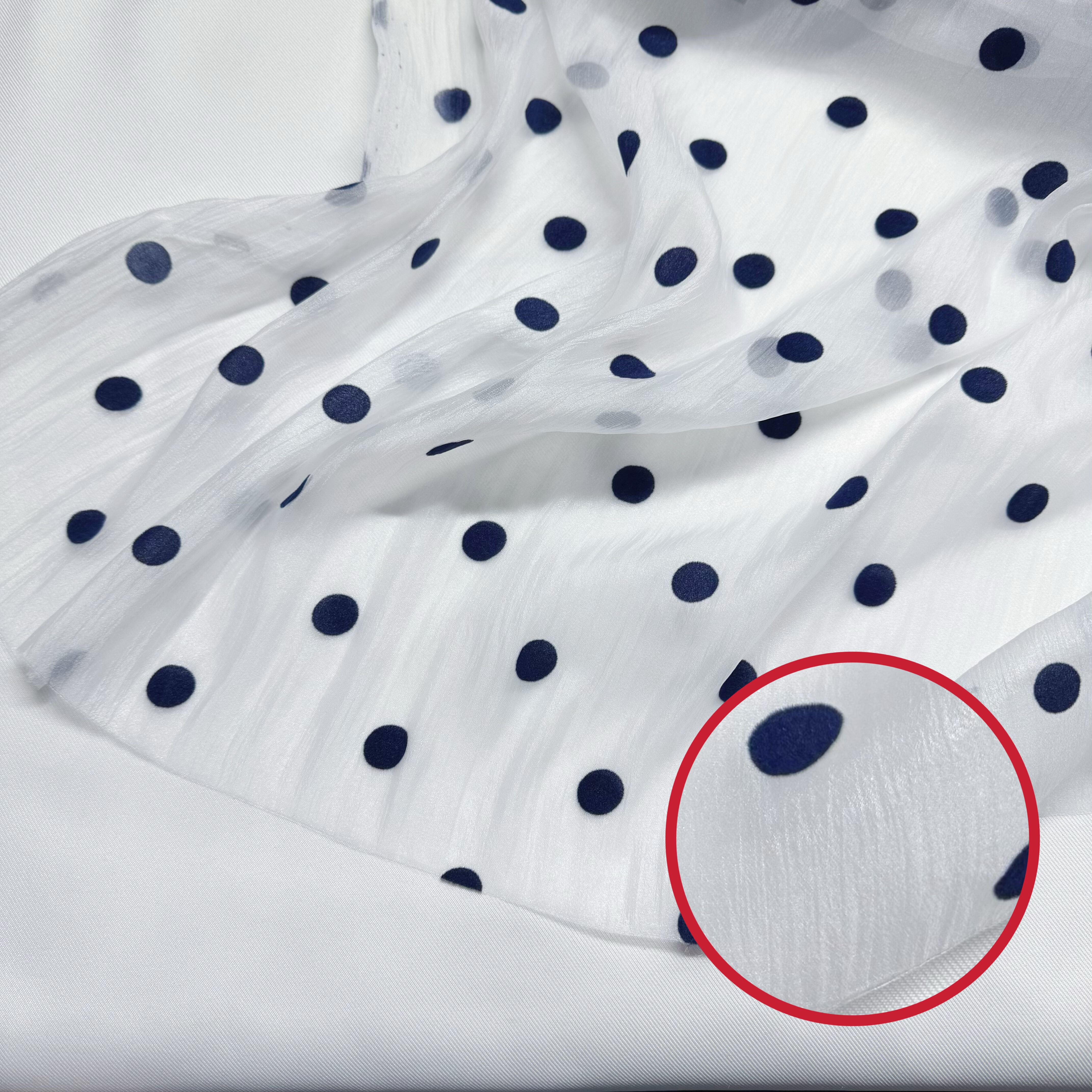 白底蓝点柔软欧根纱丝巾连衣裙服装布料植绒水玉点雪纺大肠圈面料