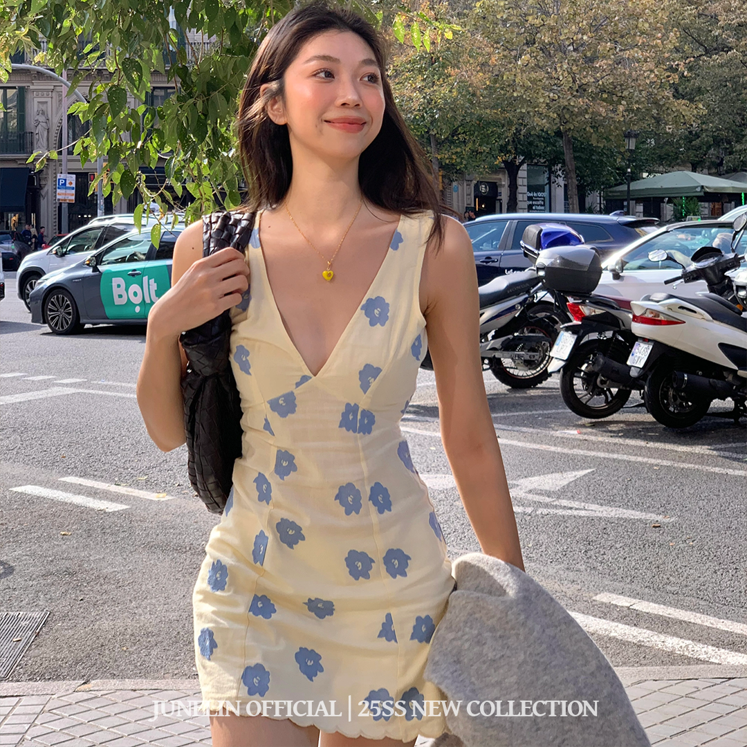 六月林 韩国博主同款温柔风撞色奶油花朵女甜美收腰V领无袖连衣裙