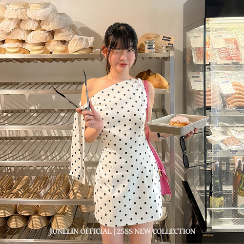 六月林 韩国博主同款 知性时尚波点包臀裙纯欲斜肩飘带紧身连衣裙