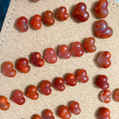 08天然南红玛瑙屁桃爱心迷你柔光磨砂天地孔饱满飘花满色陆续更新