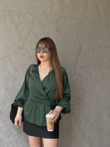MISS BIGGIE 欧美大码显瘦百搭精品缎面V领收腰灯笼袖长袖上衣
