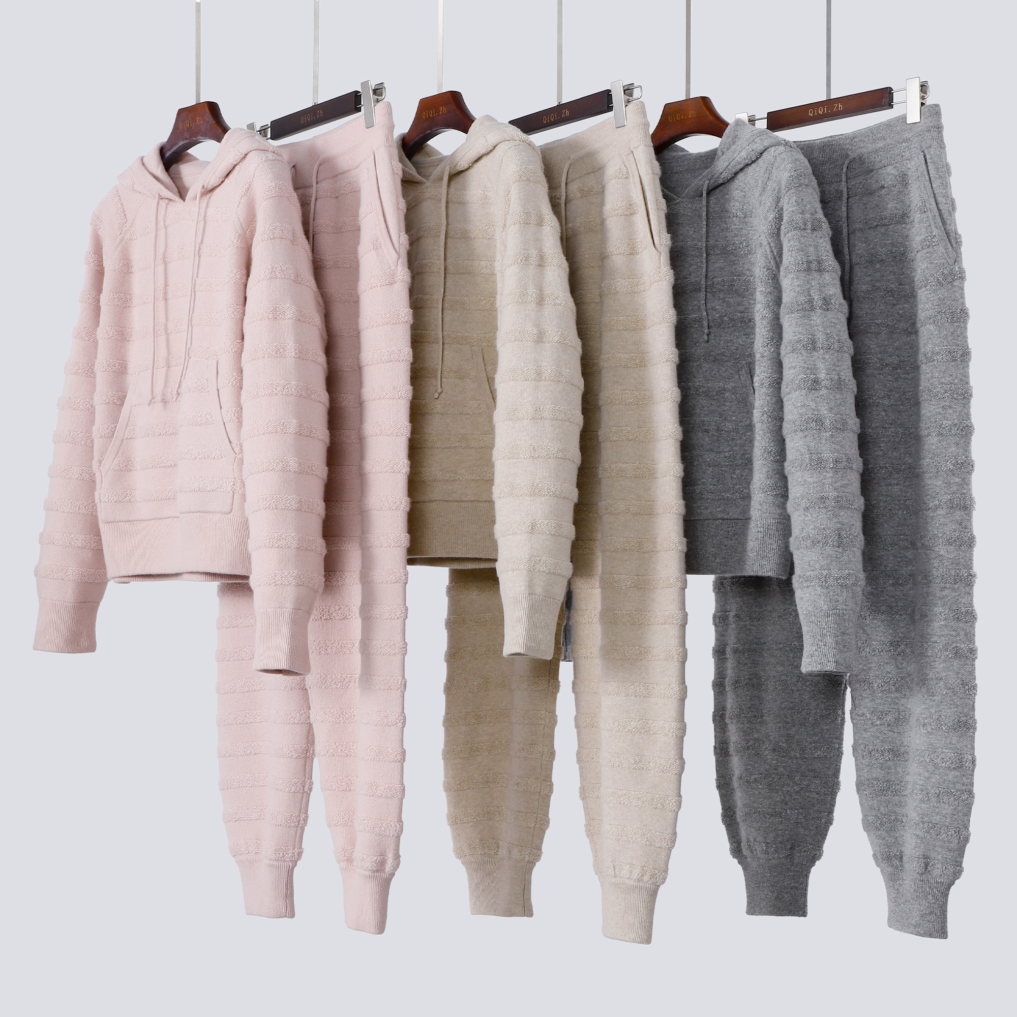 连帽山羊绒针织衫+休闲束脚裤