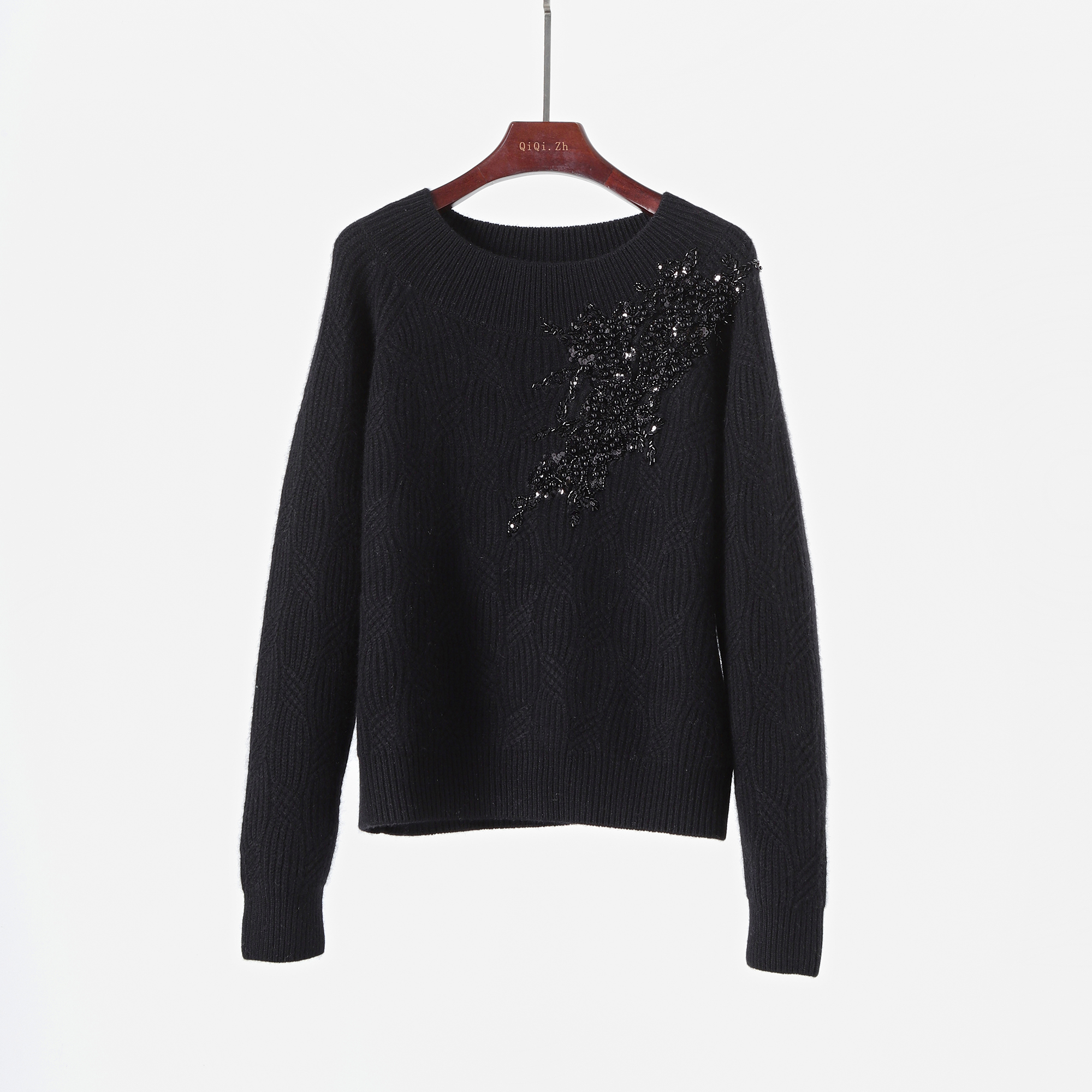 轻熟风黑色圆领重工钉珠羊绒衫