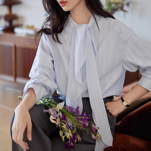 Moriirose 蓝色飘带落肩条纹长袖天丝衬衫女秋季法式复古气质上衣