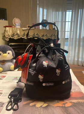 HelloKitty满印水桶包单肩斜挎包搭配乐家红色蝴蝶结装饰～