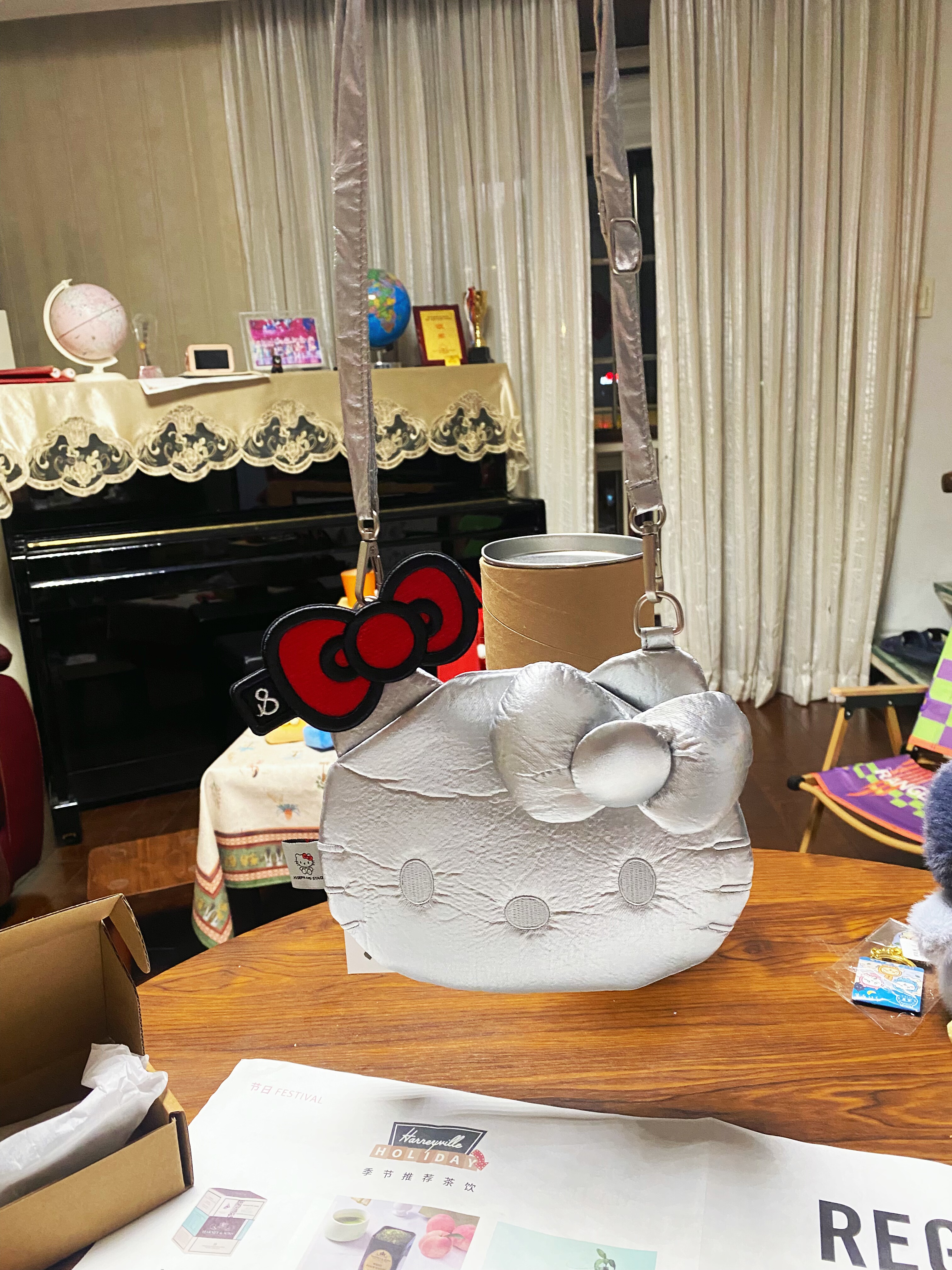 HelloKitty银色闪闪小号斜挎包零钱包护照包韩国设计联名50周年~