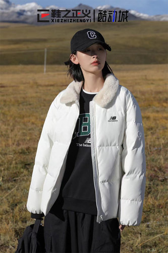 NEWBALANCE白色翻毛领羽绒服