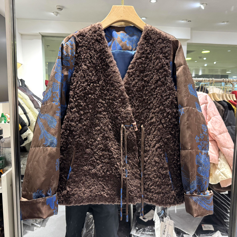 YED8271 流苏牛角扣斜门禁V领羊羔毛拼接凤凰提花轻奢鹅绒羽绒服