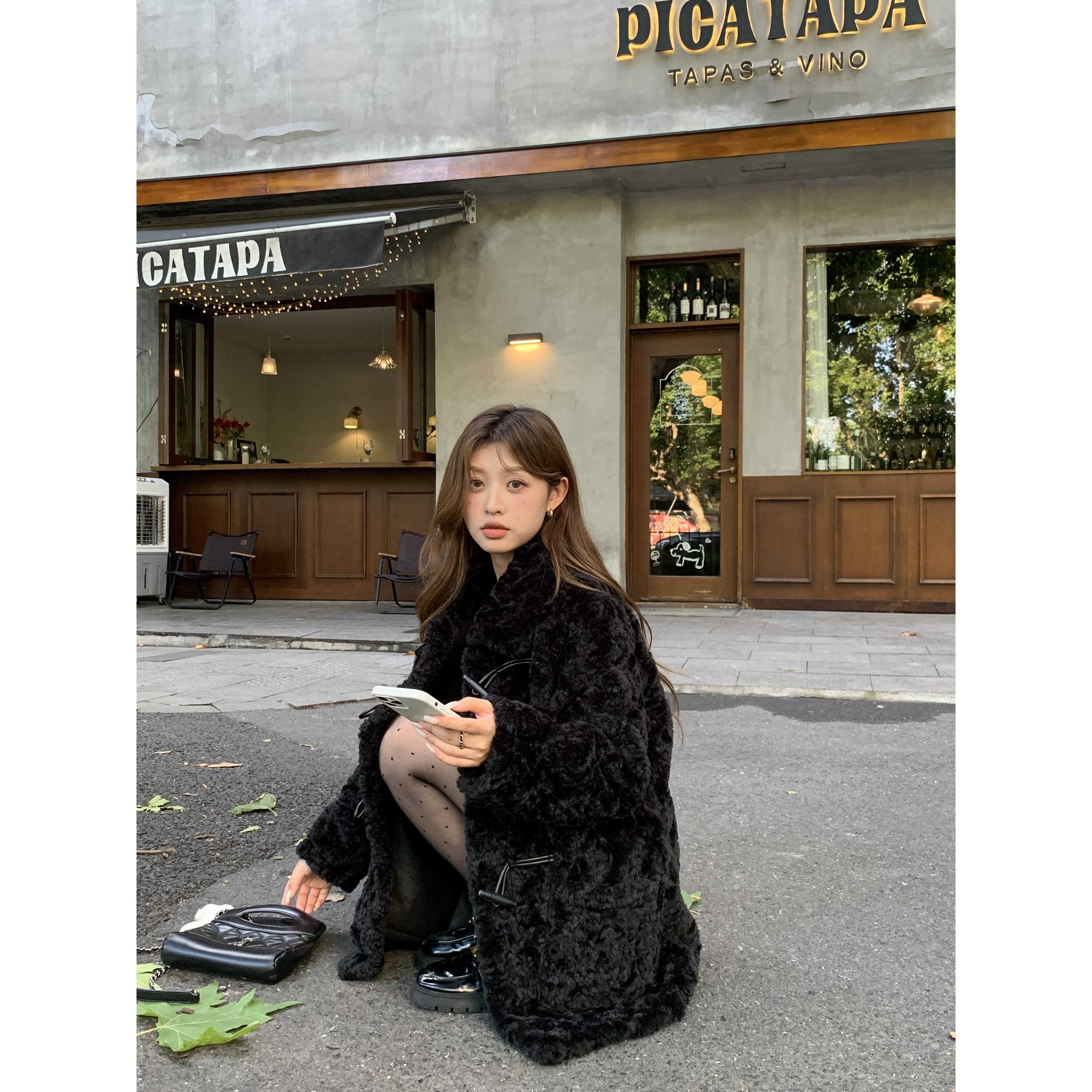 皮毛一体2025新款爆款富人区同款泰迪牛角扣彷羊羔毛皮草外套女冬