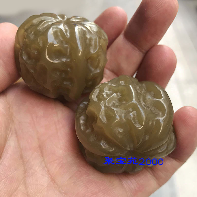 新疆和田玉核桃手把件玉核桃健身球糖黄玉手球玩件玉石手把件一对