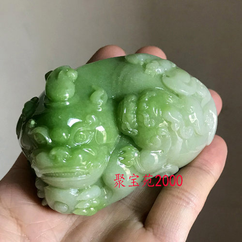 白玉带翠色貔貅把件玉器皮休