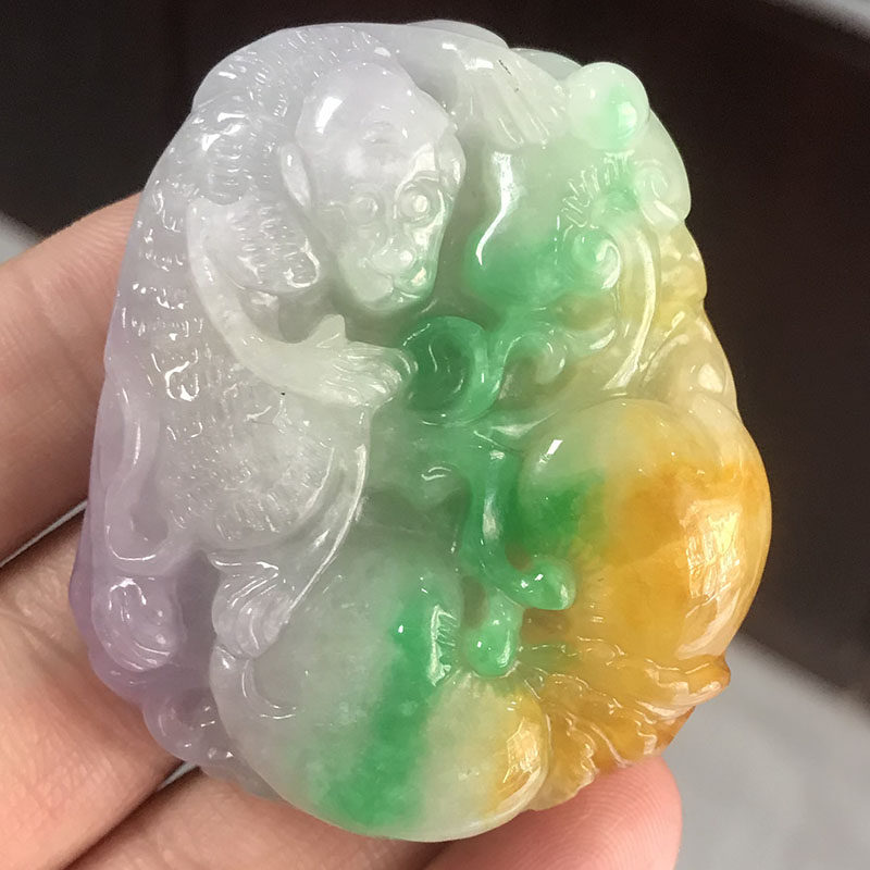 翡翠色灵猴献瑞玉佩缅甸三色玉石桃子吊坠春彩生肖猴牌子玉毛衣链