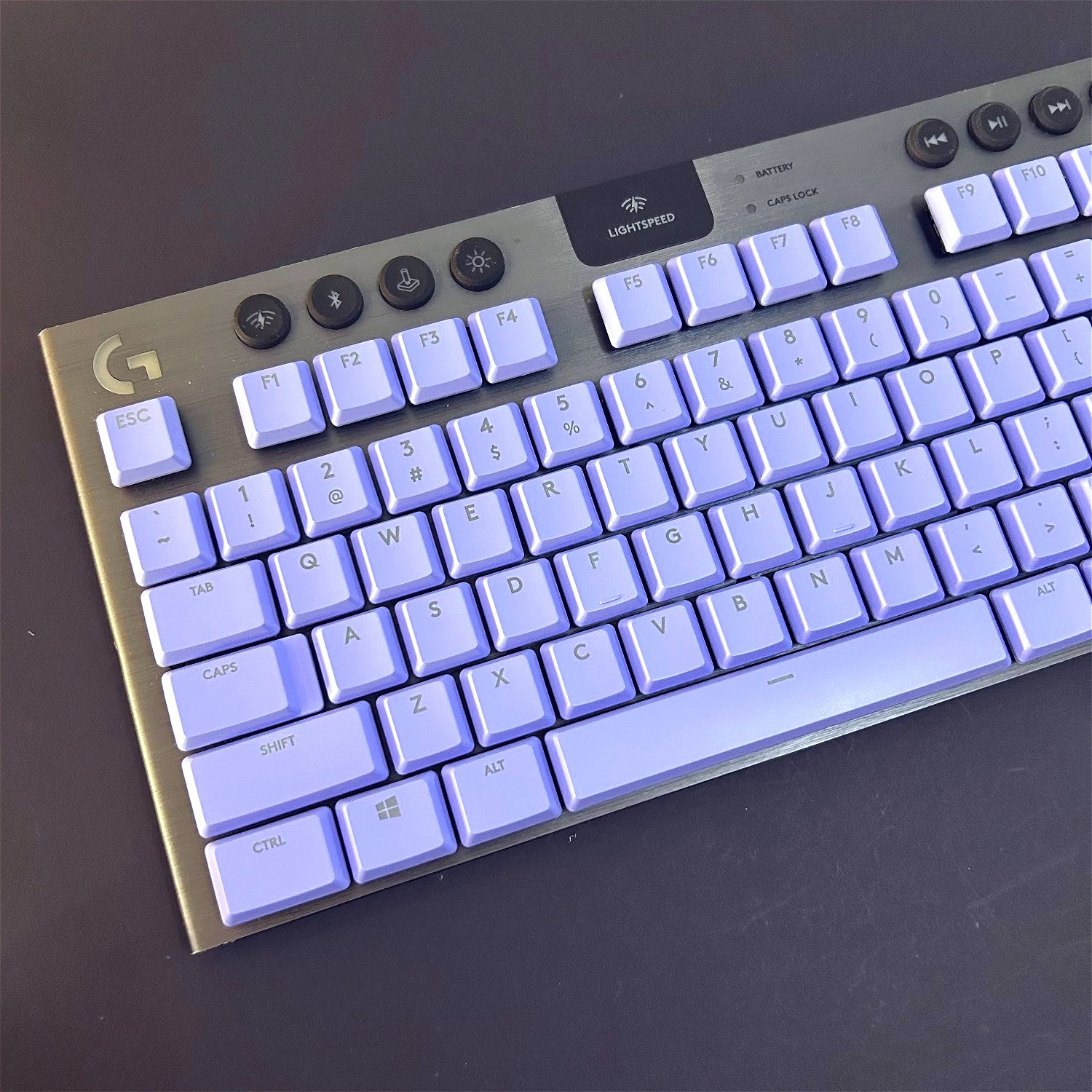 紫色全新罗技透光键帽适配罗技G915/G813/G815/G913/TKL机械键盘 - 实物图