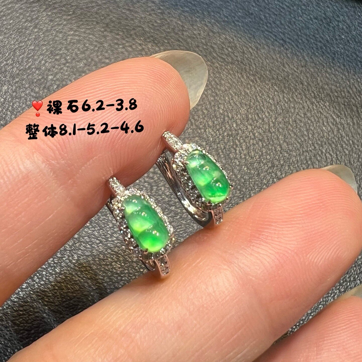 18k金钻石镶嵌高冰种起荧光浅阳绿翡翠豆子耳包福豆耳钉小精品