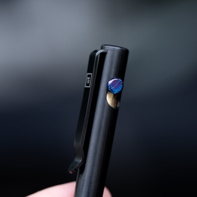 附送钛马士革推钮随身枪栓笔