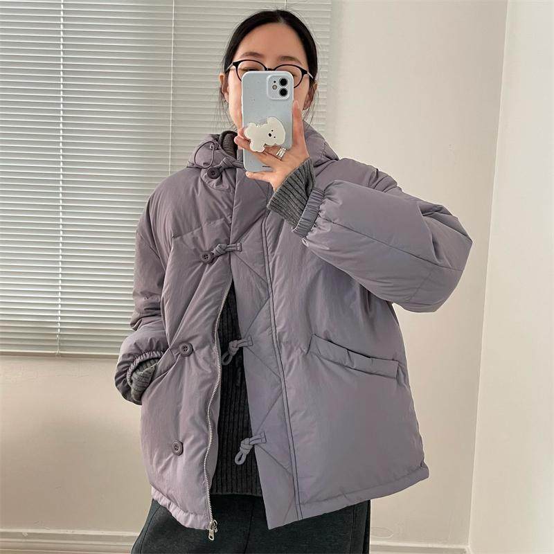简约通勤宽松百搭设计感盘扣加厚保暖90白鸭绒连帽羽绒服外套女冬
