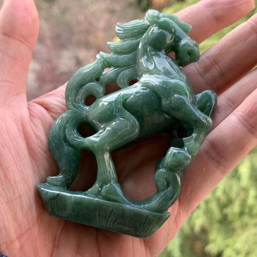 缅甸A货翡翠摆件绿色龙马精神