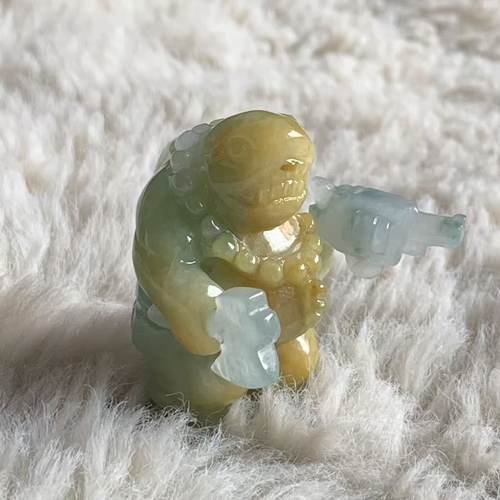 缅甸A货翡翠黄加绿鲨鱼战士摆件