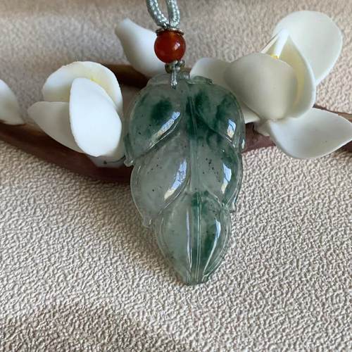 缅甸翡翠吊坠飘花乌鸡叶子挂件