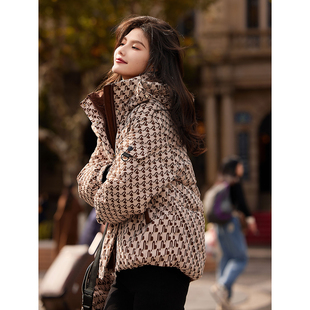 2026巨好看的羽绒服女冬季新款连帽千鸟格加厚保暖短款格子外套