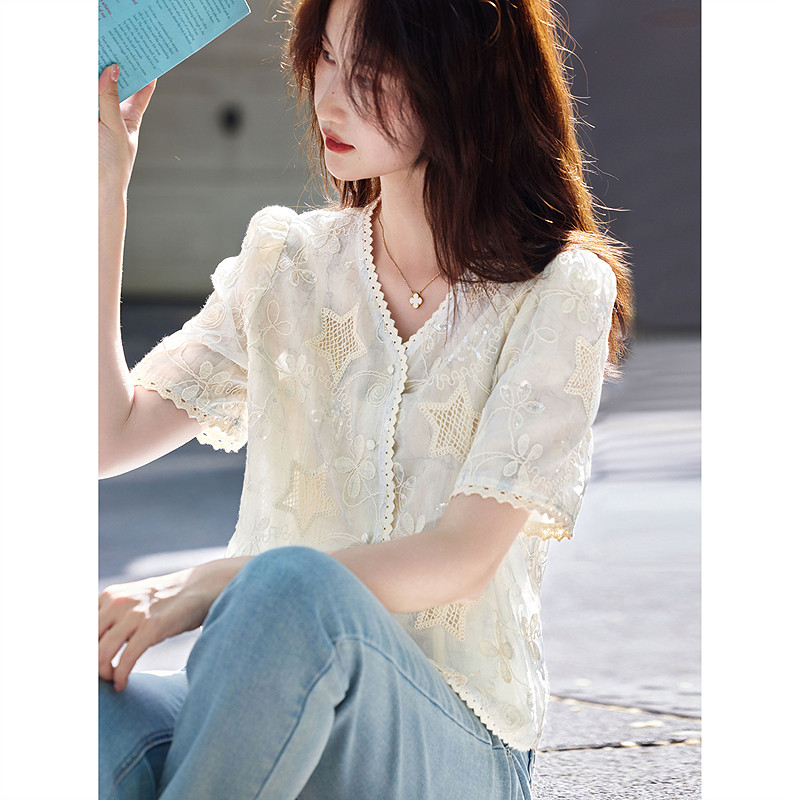 2026年春季新款小香风蕾丝镂空钩花高级感洋气短袖开衫衬衫女