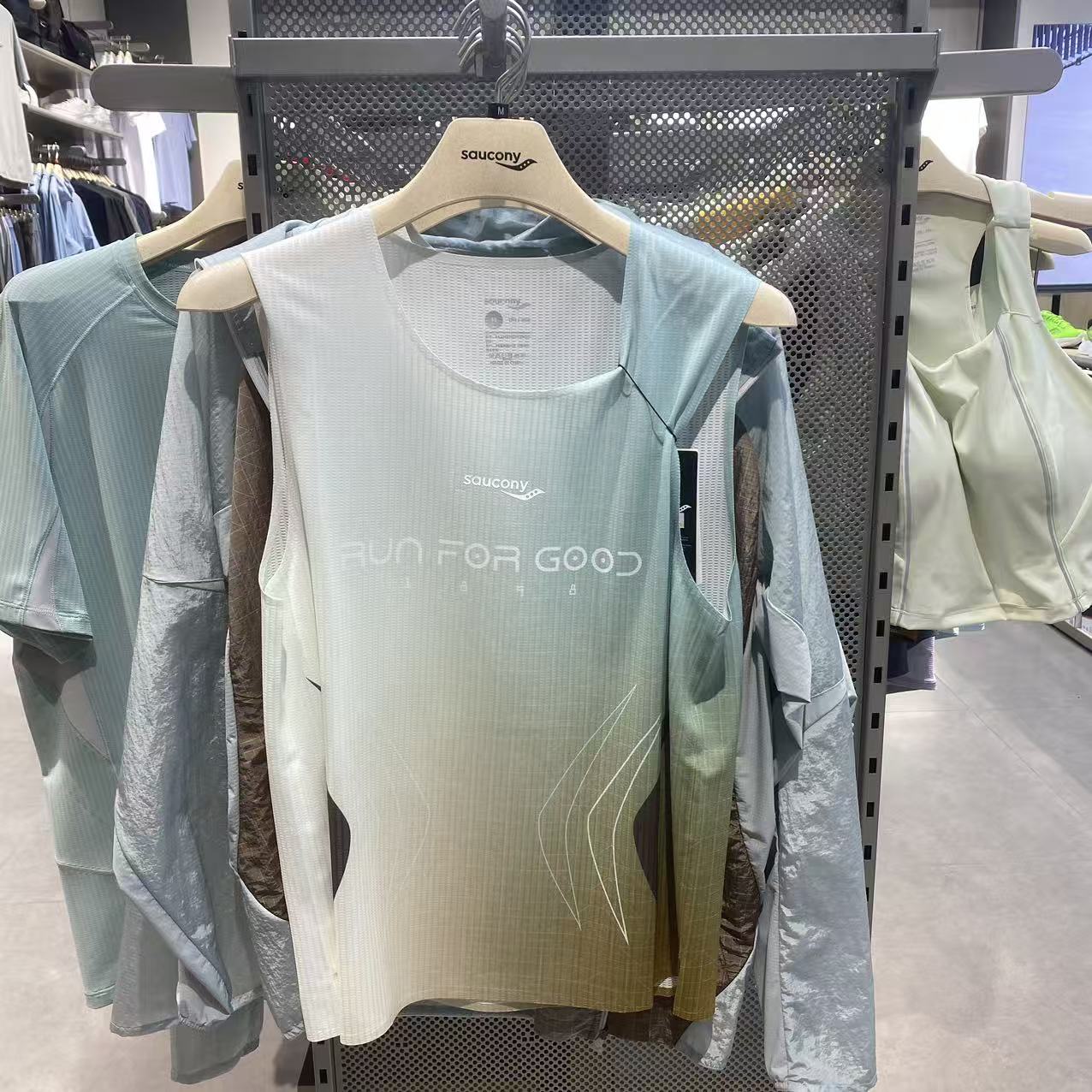 Saucony索康尼男子吸湿速干轻量反光印花渐变跑步背心SA2269TK31T
