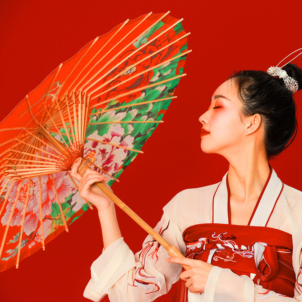 红色中式婚礼风喜庆吊顶油纸伞图片