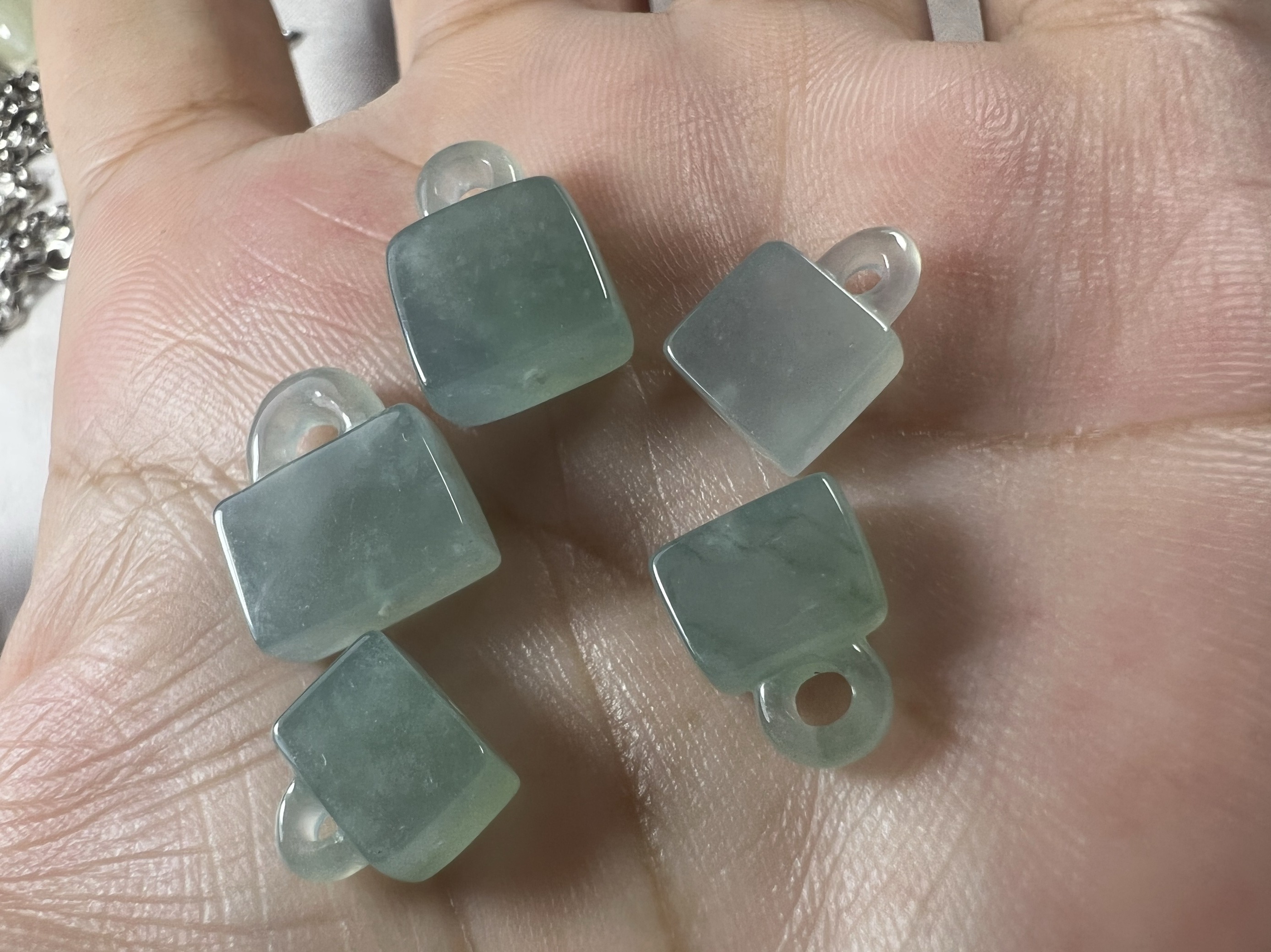 天然缅甸A货翡翠小锁吊坠
