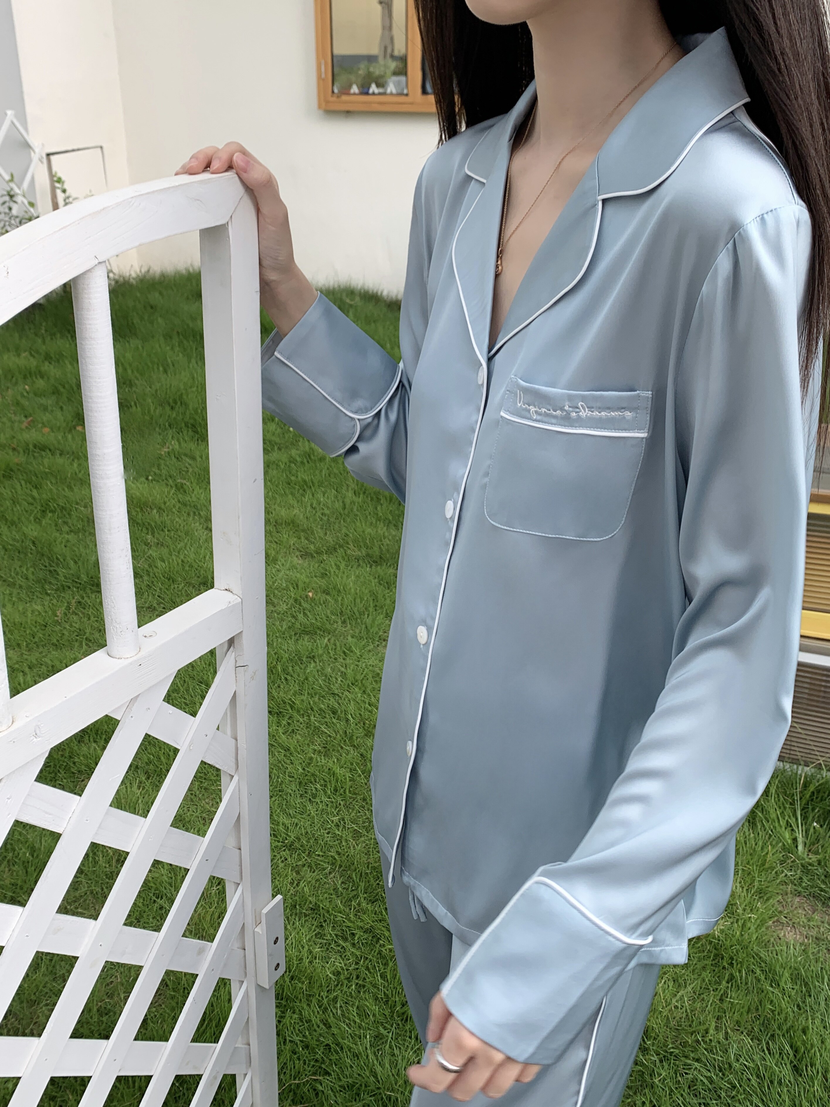 睡衣女邂逅牛奶丝春秋长袖长裤真丝睡衣高档简约家居服蓝色秋冬