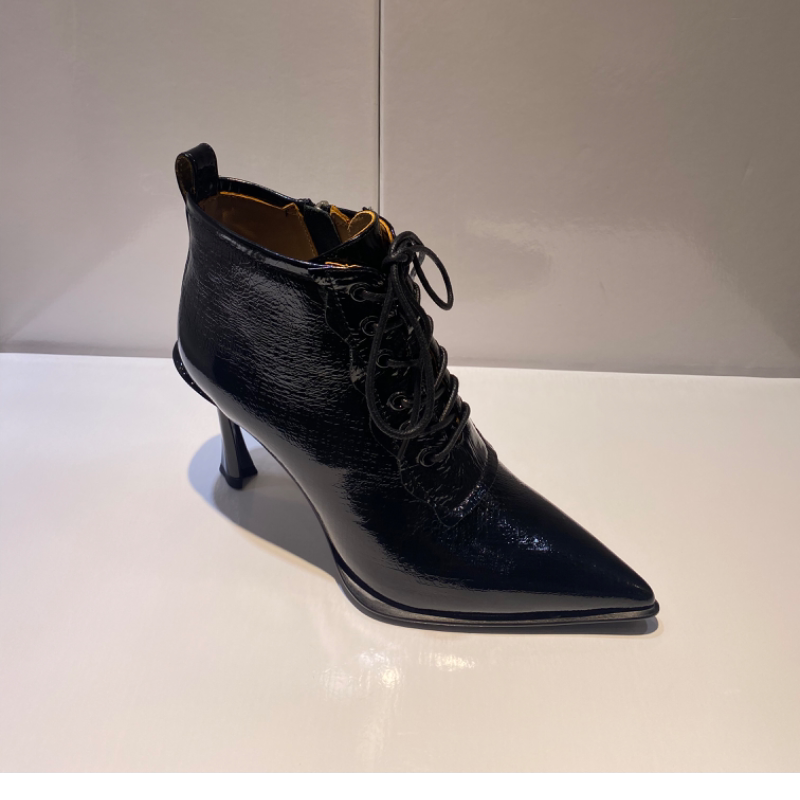 设计师黑色尖头短靴女2025冬季新款真皮细高跟靴子绑带鞋