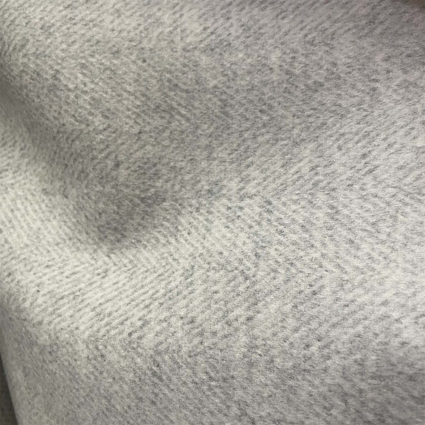 优质浅花灰米色人字纹羊毛布料