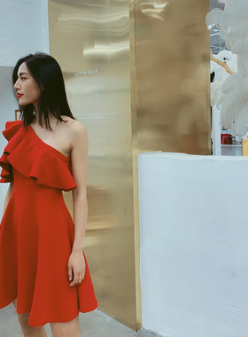 2023春夏新款虚构的店红色单肩连衣裙荷叶边敬酒服新娘性感礼服裙