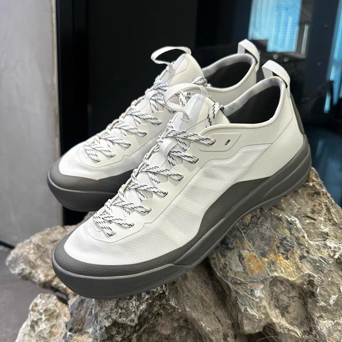 新款男鞋透气运动板鞋