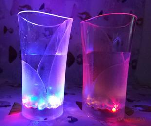会发光的水杯酒吧蹦迪啤酒杯夜光感应闪光杯遇水就亮七彩变色杯子