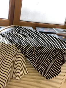 实物很棒 黑白细横条松紧腰抽绳高腰休闲运动风后开叉半身裙 经典