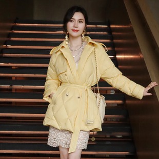 高端显白鹅黄色中长款风衣式翻领菱格收腰显瘦保暖90鸭绒羽绒服女