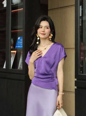 高级感法式肌理感压花缎V领气质优雅紫色通勤显瘦收腰短袖上衣女