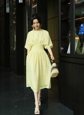 天丝肌理条纹连衣裙女显白鹅黄色气质圆领褶皱收腰温柔风中长裙