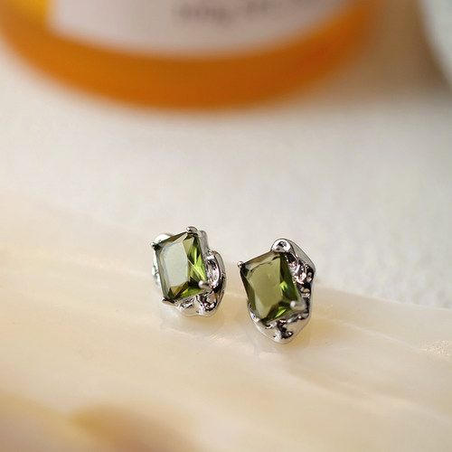 小众橄榄绿水钻高级感独特耳钉女