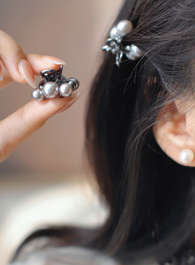 灰色樱桃白珠小抓夹女2025新款高级感发夹前额刘海夹侧边夹子发饰