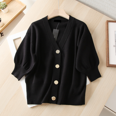黑色金扣V领七分袖针织衫