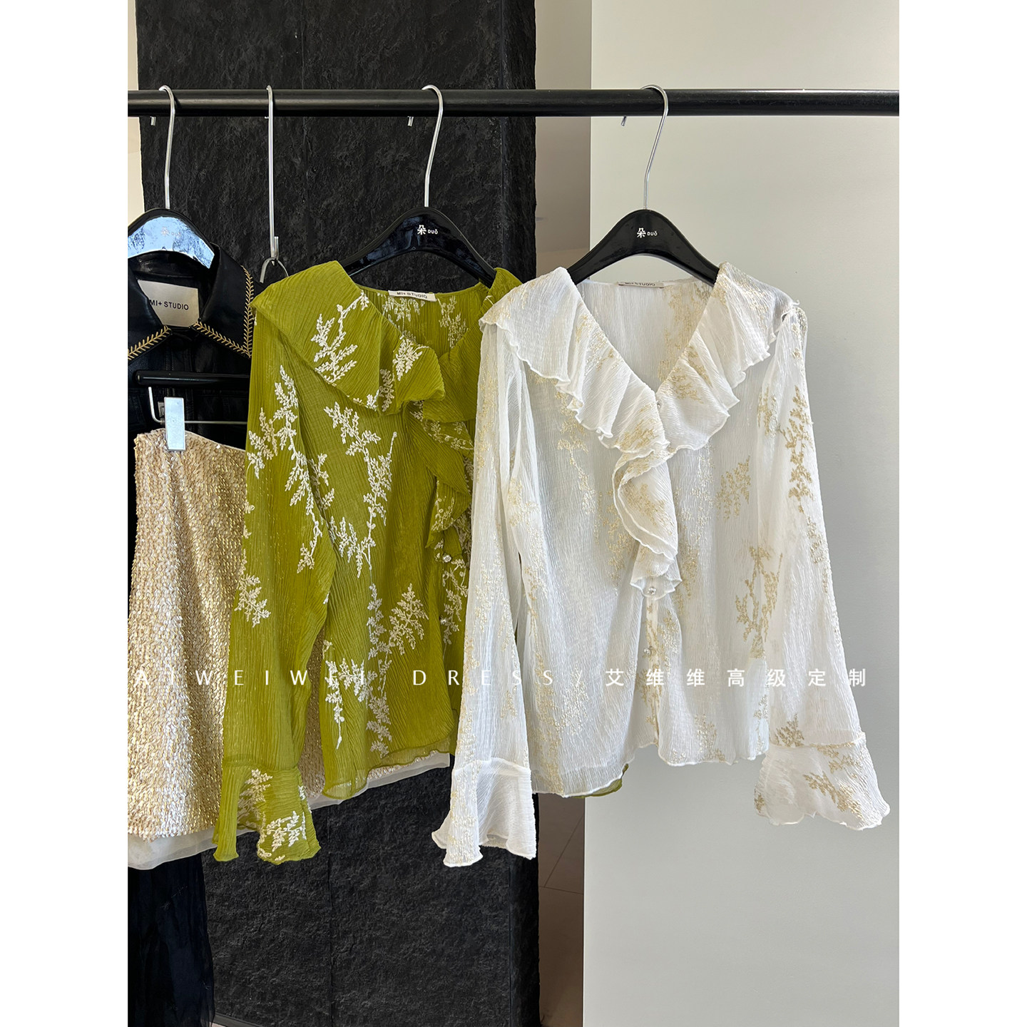 2026早春新款/重工金线刺绣 法式温柔风 荷叶边V领喇叭袖天丝衬衫