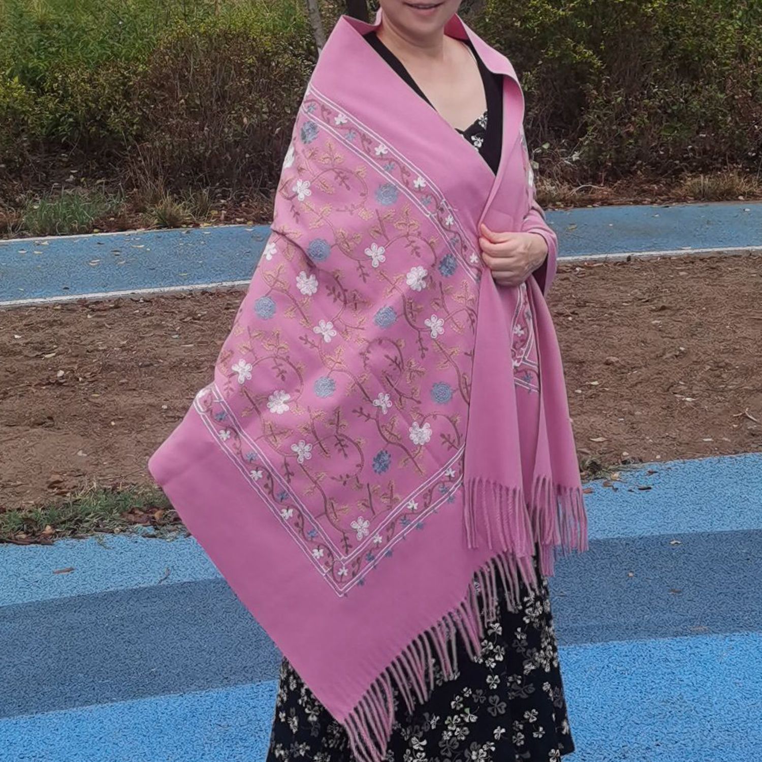 民族风披肩高档刺绣加厚围巾女秋冬保暖披风时尚百搭围脖新疆旅游