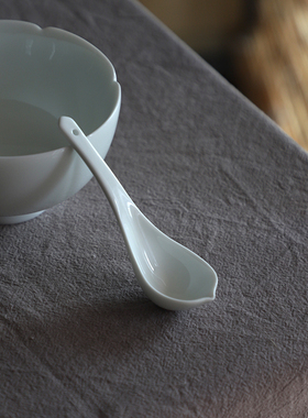 山水一间白色玉泥花瓣甜品勺小号儿童勺小汤勺家用实用品茶喝茶勺