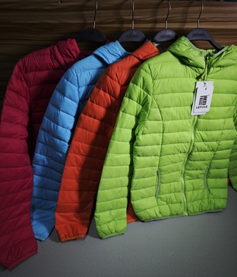 清货 冬季新款轻薄羽绒服女短款连帽超轻保暖白鸭绒外套超薄大童