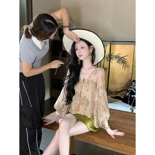 Sun雅乔【绿意橙花】V领绑带宽松水彩晕染碎花上衣女