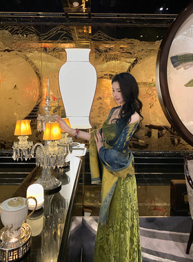 Sun雅乔【远山如黛】秋冬新款气质绿色褶皱人丝吊带连衣裙长裙