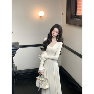 针织连衣裙修身 秋冬粉白V领长袖 大摆A字长裙 纤纤丽影 Sun雅乔